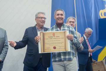 El Cabildo homenajea a varios teldenses en su brindis navideño (Foto TA)